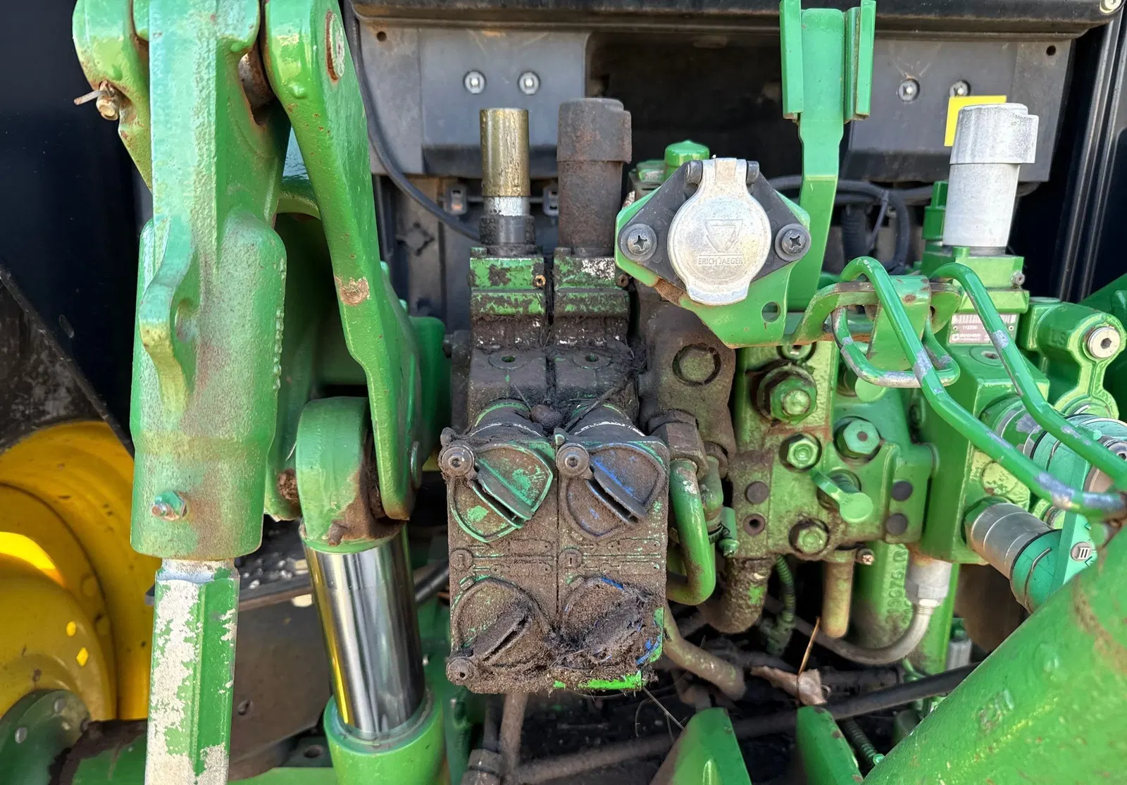 2016 John Deere 6110M
