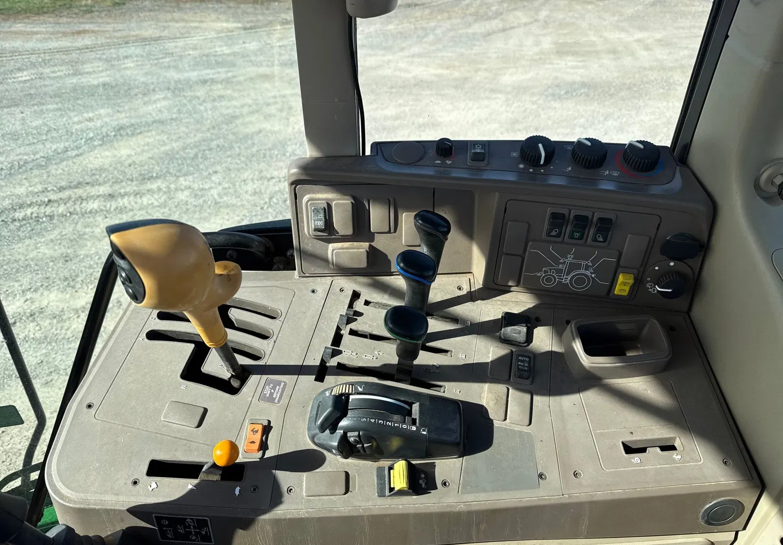 2016 John Deere 6110M