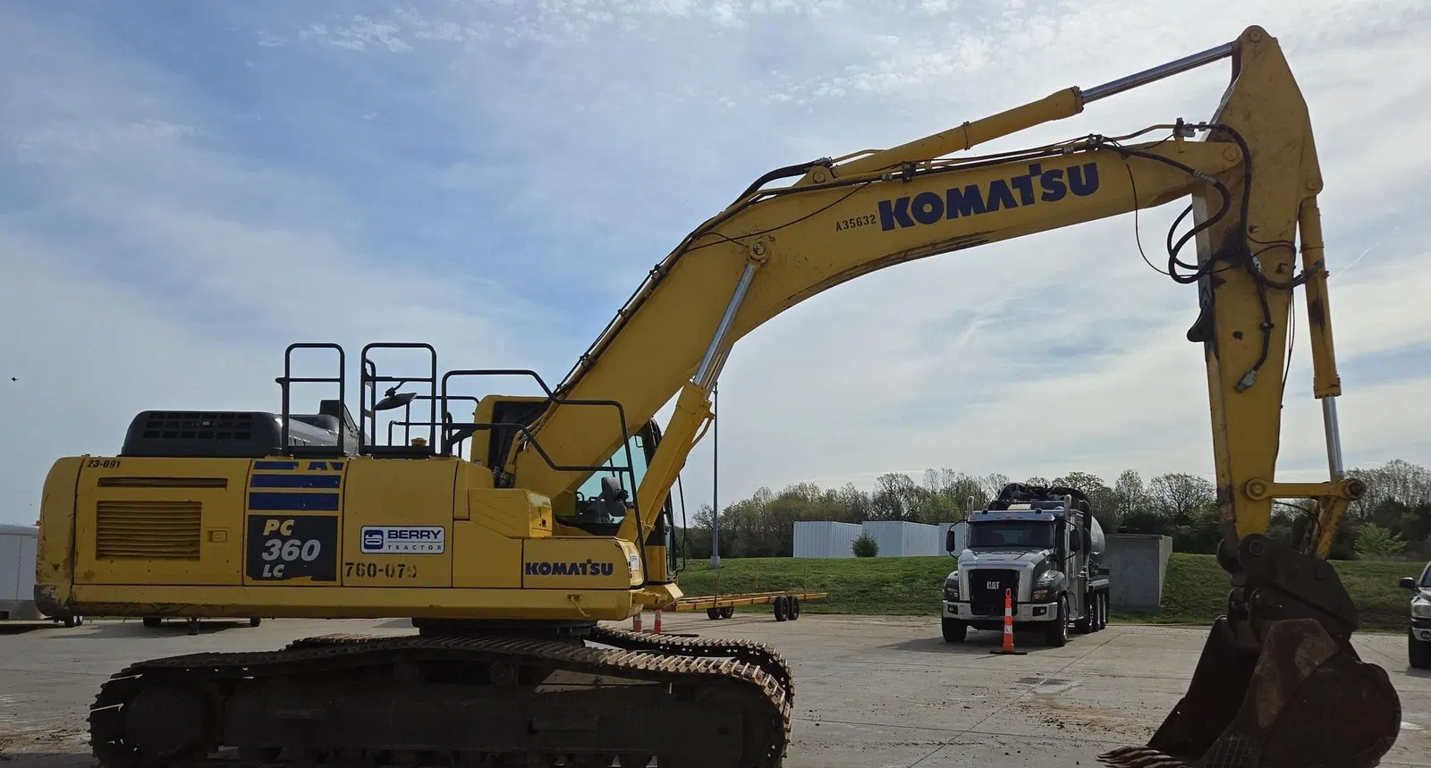 2017 Komatsu PC360LC-11