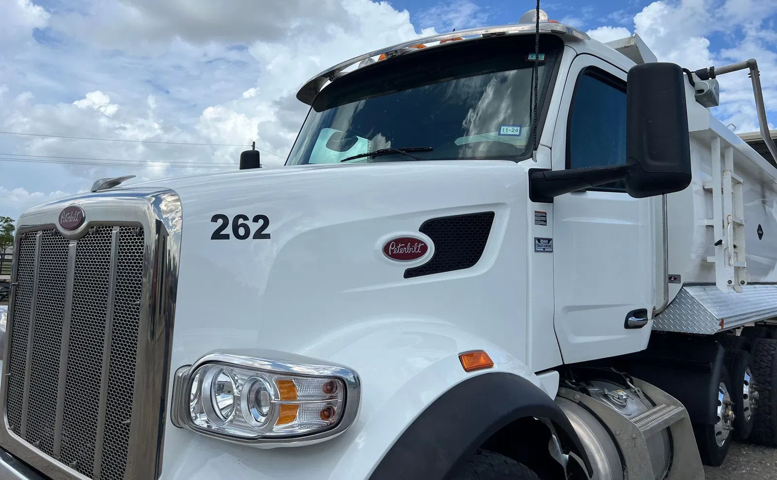 2023 Peterbilt 567