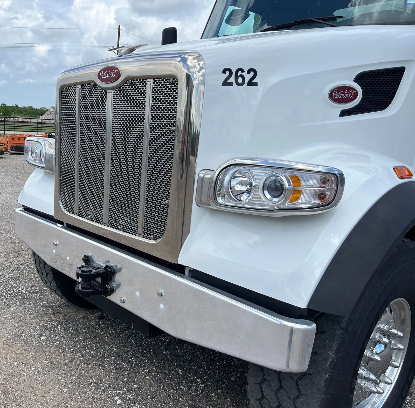 2023 Peterbilt 567