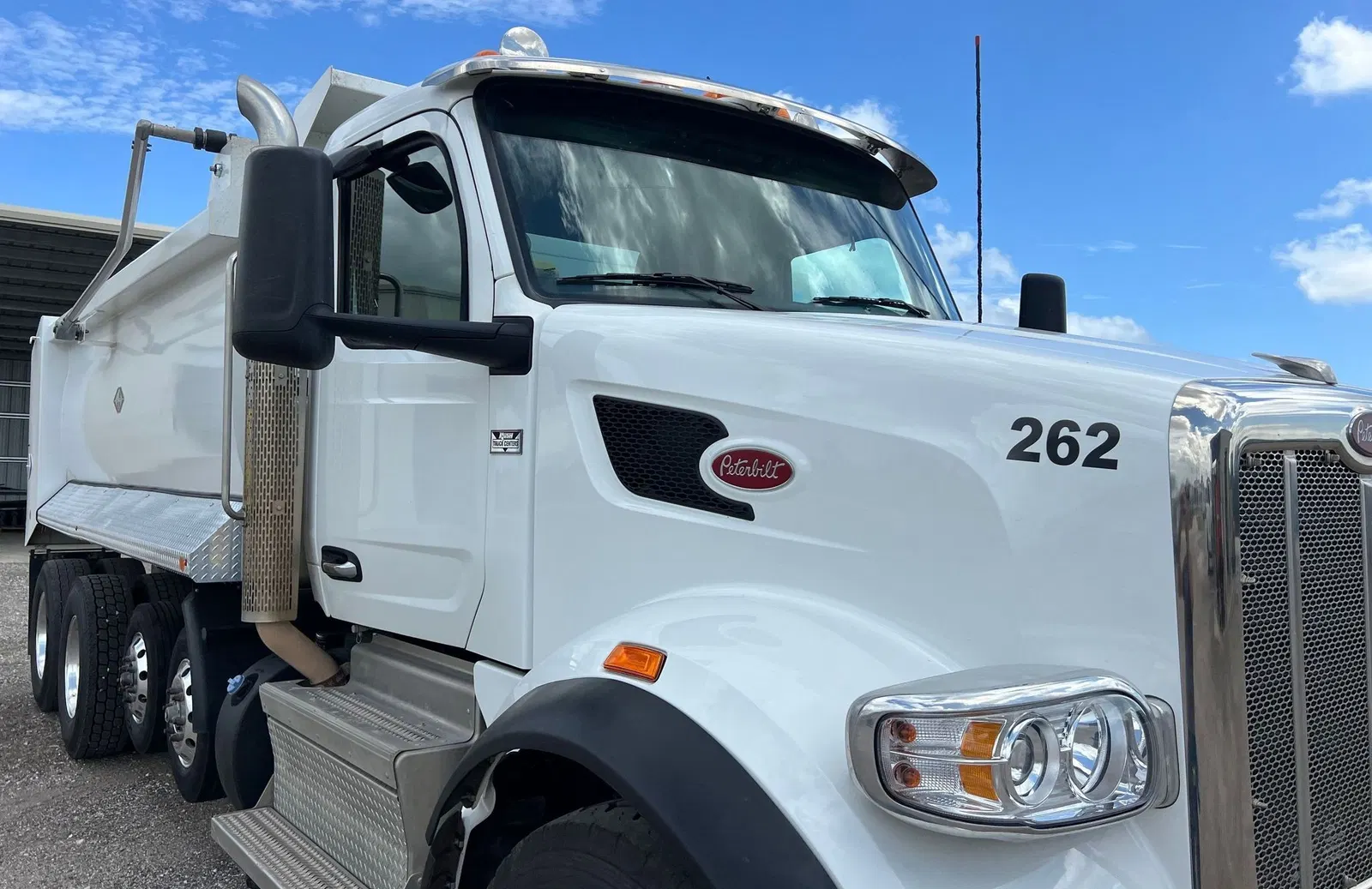 2023 Peterbilt 567