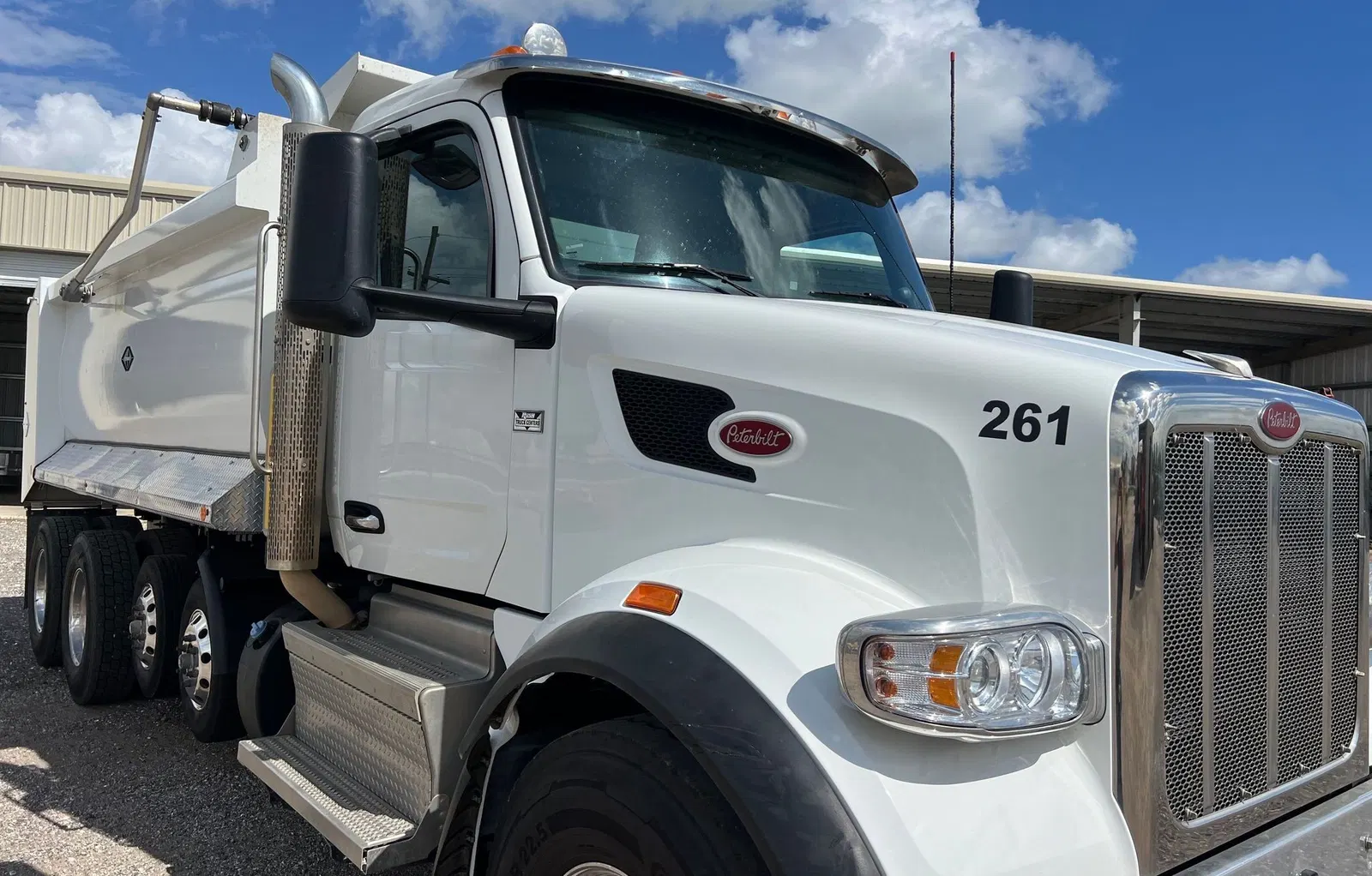 2023 Peterbilt 567