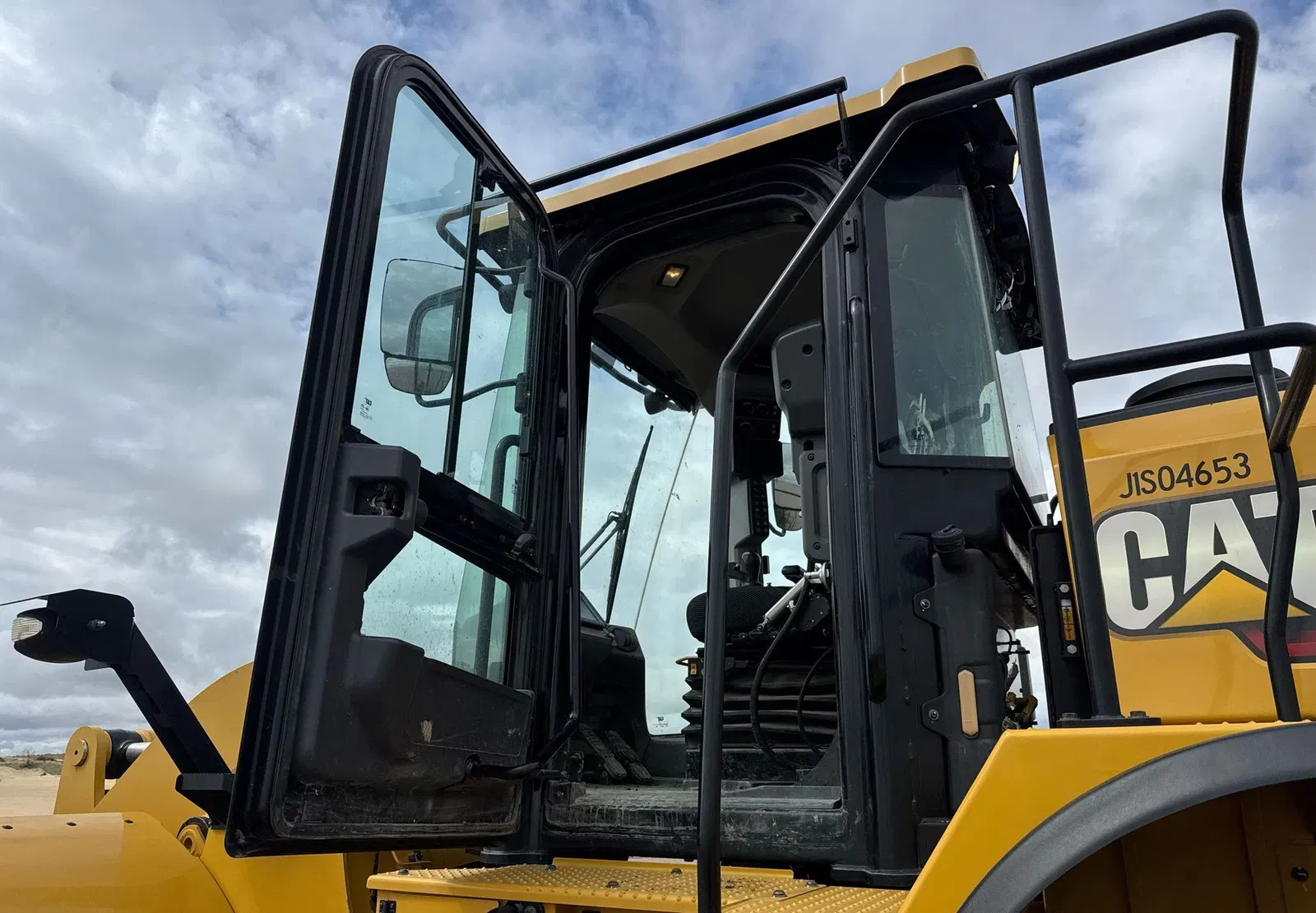 2023 Caterpillar 950M