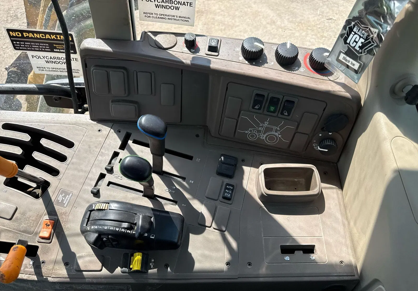 2016 John Deere 6110M