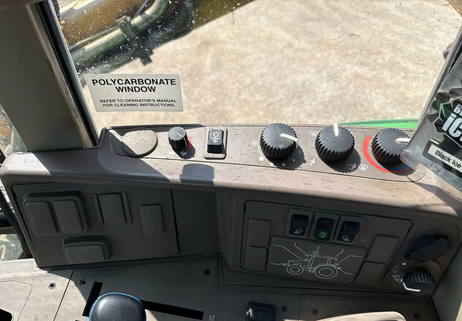 2016 John Deere 6110M