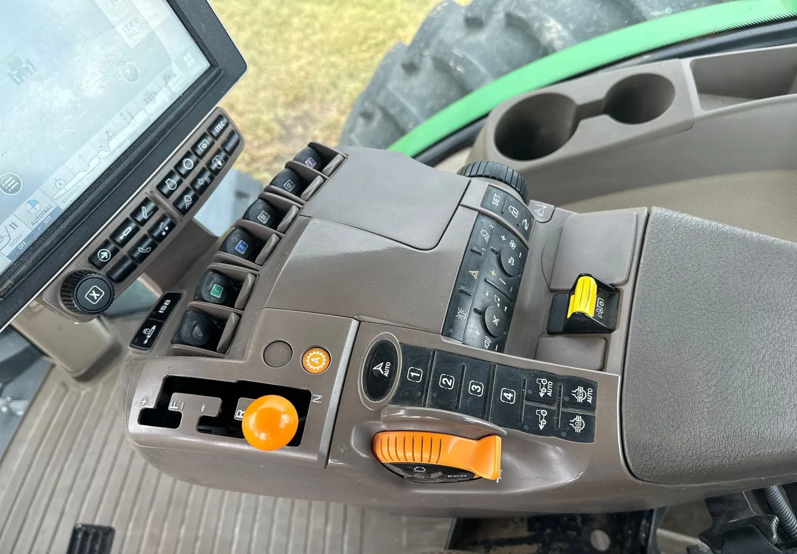 2015 John Deere 8320R