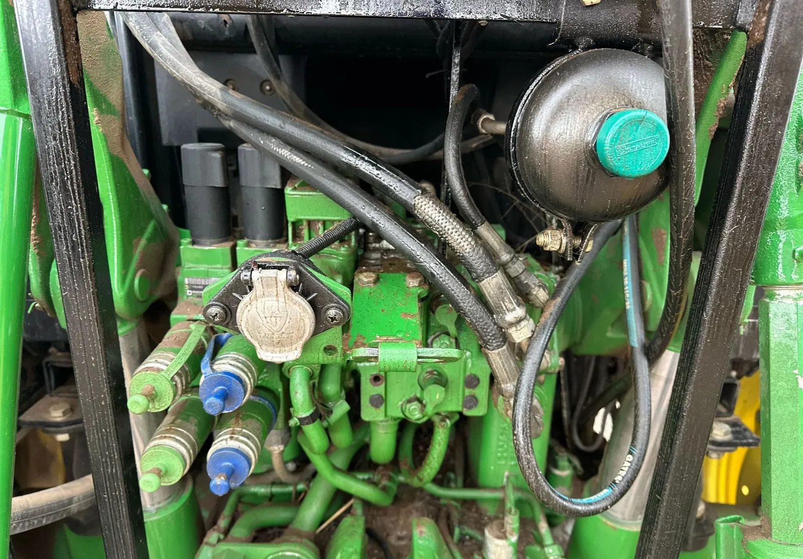 2017 John Deere 6110M