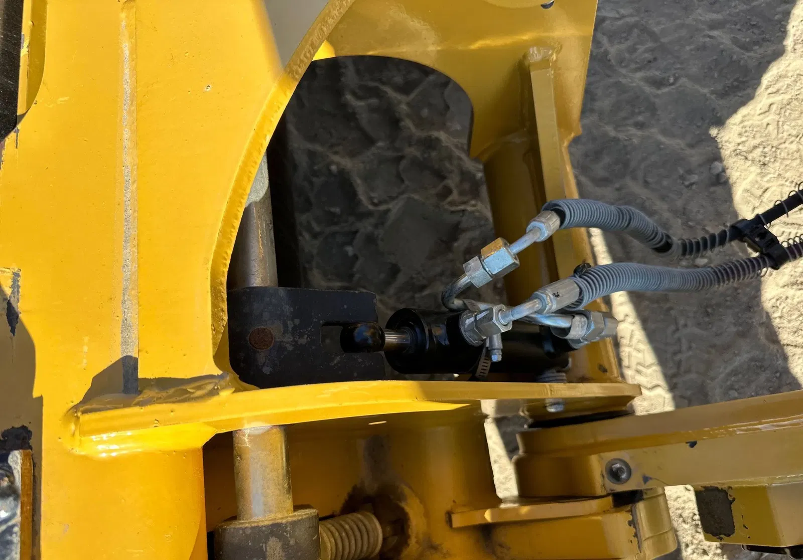 2023 Caterpillar 908